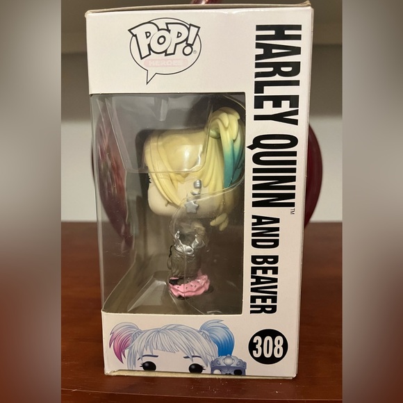 Funko POP! Heroes: Birds of Prey - Harley Quinn with Beaver #308 - Picture 3 of 7